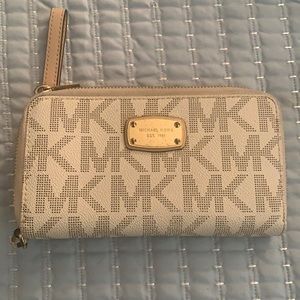 White logo Michael Kors wallet